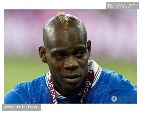 足球明星感动粉丝泪洒赛场温情瞬间引发热议